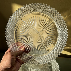 Puede incluir: Dos platos de servir de vidrio transparente con un patrón de diamante alrededor del borde y un patrón de sol en el centro.