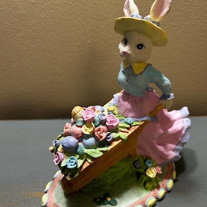 Handgeschilderd vintage mevrouw Easter Bunny-beeldje en eierwagen ~ Geweldig displaystuk ~ Uitstekend!