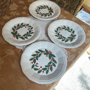 Lovely Lot of 4 Homer Laughlin Holly & Berries Christmas Dinner Plates~ Classic Retro Holiday Look