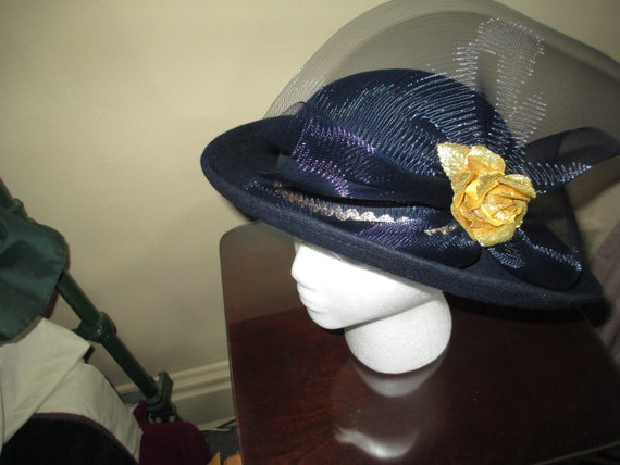 Very Stylish Original Black Wool Hat & Gold Rose … - image 2