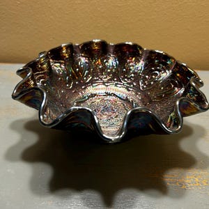 Cuenco de cristal de carnaval de amatista Fenton retirado, raro, MEDALLÓN PERSA, hermoso patrón y color