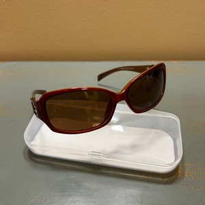 Óculos de sol vintage com armação marrom/bordô e detalhes em strass/prontos para o verão
