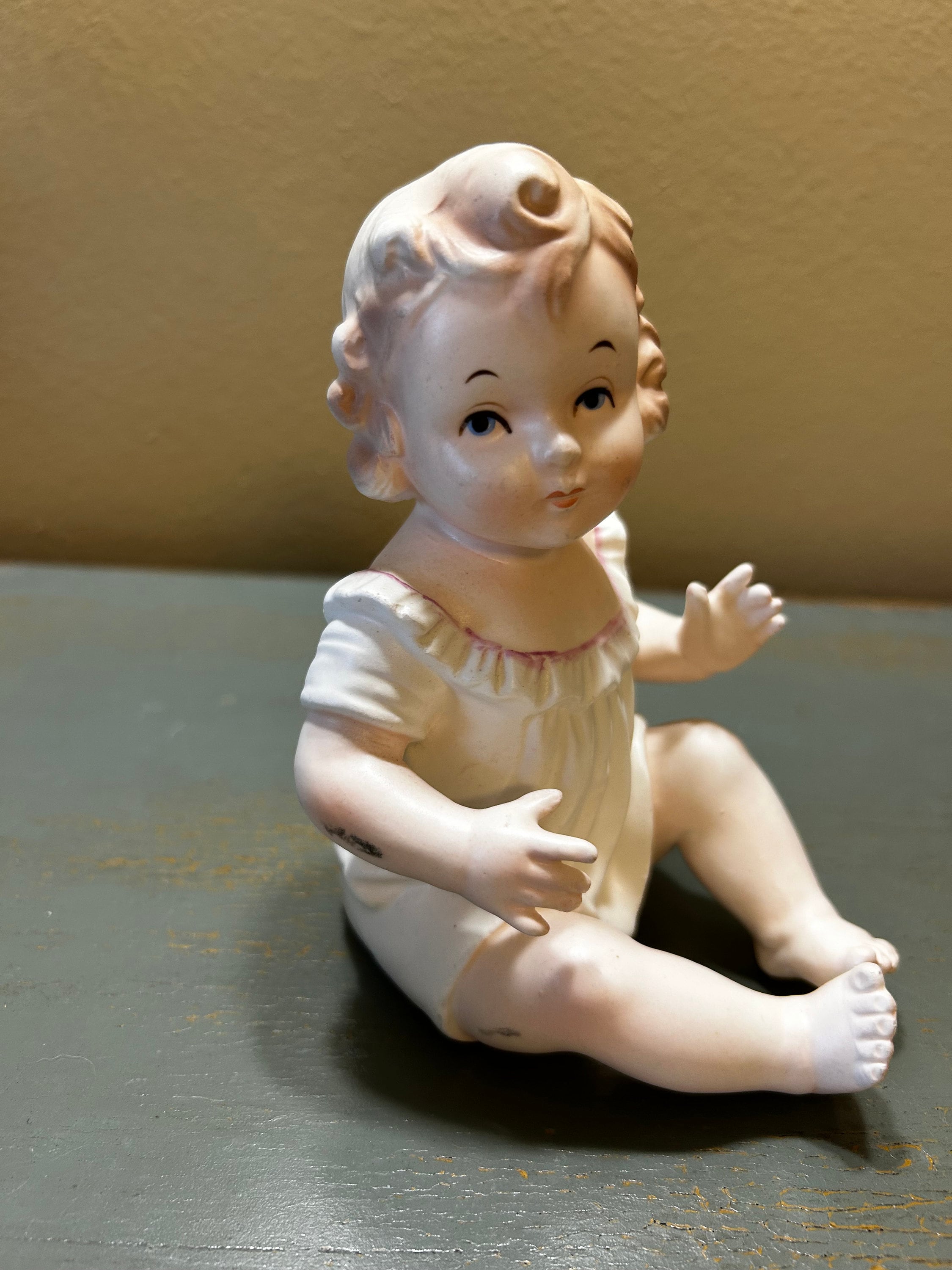 * vintage figure ୨୧ クリーム & ベージュの ワンちゃん Charming Vintage Porcelain Bisque Piano Baby Girl ~ U-5649 ~ Hand