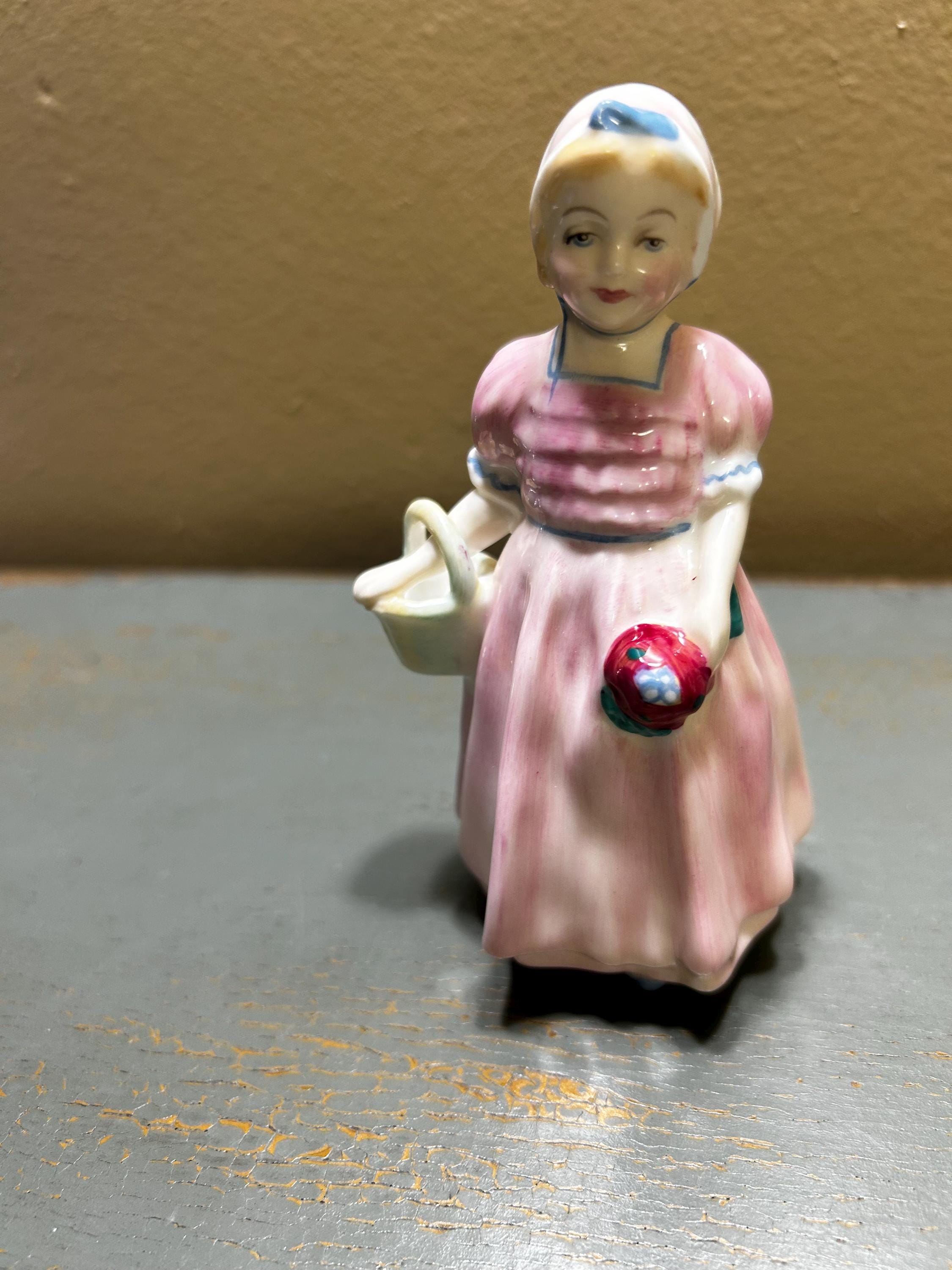 魅力的なロイヤルドルトンのティンカーベルの置物 HN1677 ～バスケット