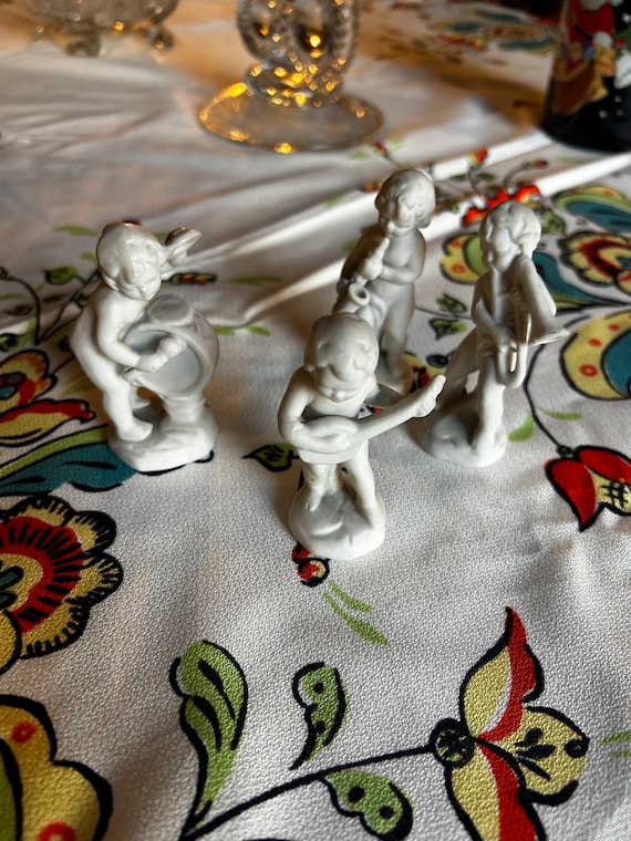 Ein bezauberndes Set von Vintage Bisquit-Porzellan nackte Nymphe Band Figuren
