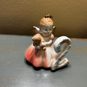 Charmante Vintage Josef Originals Geburtstags-Engelchen-Figur ~ Alter 2 ~ Rosa Kleid