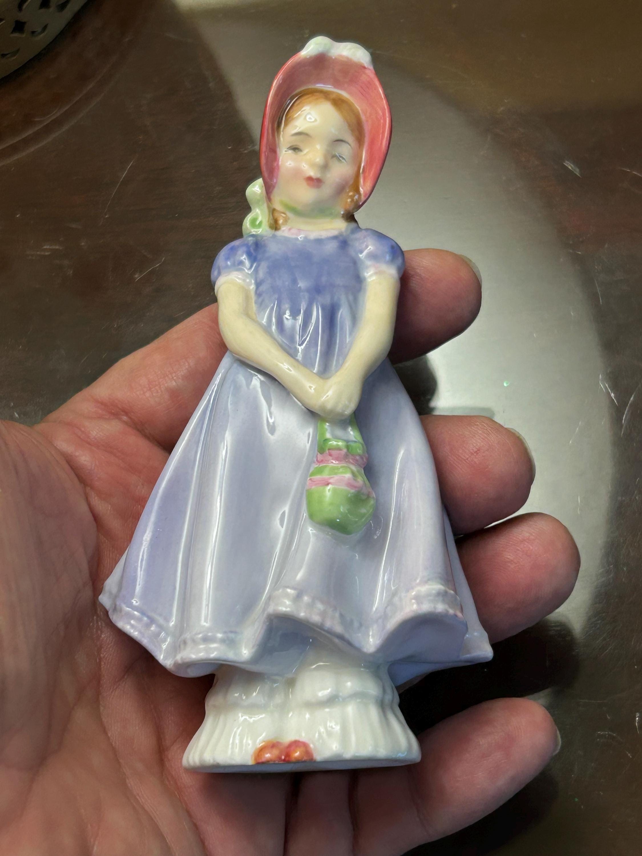 ロイヤルドルトン   フィギュア　美品　廃盤品 ヴィンテージ ロイヤルドルトン「アイビー」少女のフィギュア 紫の