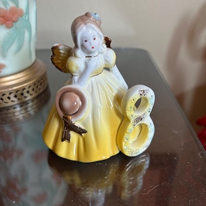 Charmante Vintage Josef Originals Geburtstags-Engelchen-Figur ~ Alter 8 ~ Gelbes Kleid