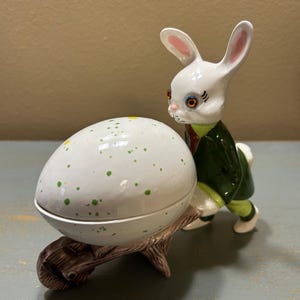 Handgeschilderd vintage keramiek paashaasbeeldje en eierwagen ~ Geweldig displaystuk ~ Uitstekend!