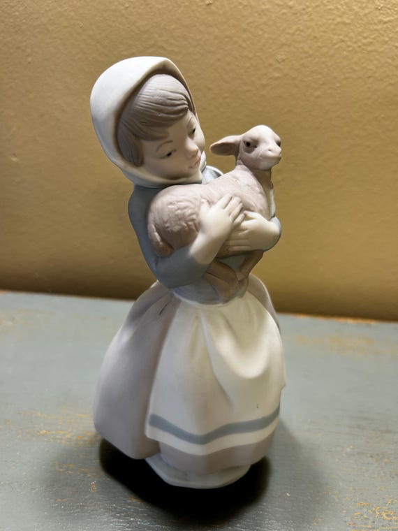 Beautiful NAO (lladro Style) Porcelain Figure of a Girl Holding a