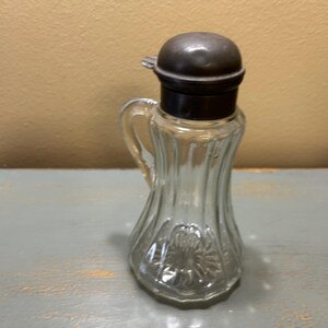 Vintage Klar Depression Glas Sirup Krug mit schönen Metall Arbeits Deckel ~ perfekt für Ahorn Saison!