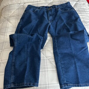 Pu&ograve; includere: Un paio di jeans blu in denim con una classica vestibilit&agrave; a gamba dritta.