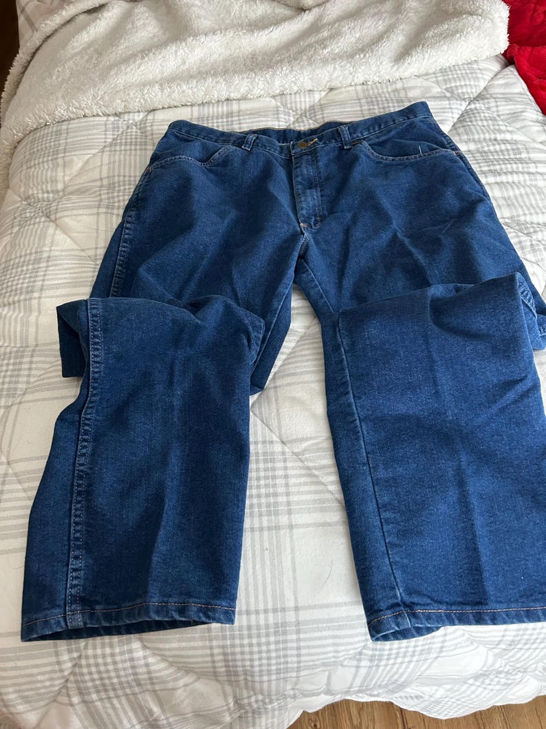 Pu&ograve; includere: Un paio di jeans blu in denim con una classica vestibilit&agrave; a gamba dritta.