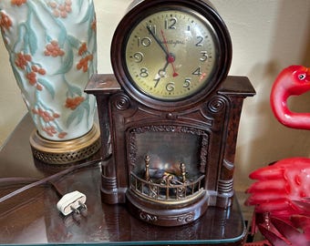 Nice Vintage Roaring Fireplace Motion Night Light / Table Clock ~ Mid-Century ~ Early Plastic / Bakelite