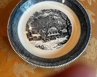 Assiette à tarte bleue vintage Currier & Ives 10" ~ The Old Inn in Winter ~ Royal USA