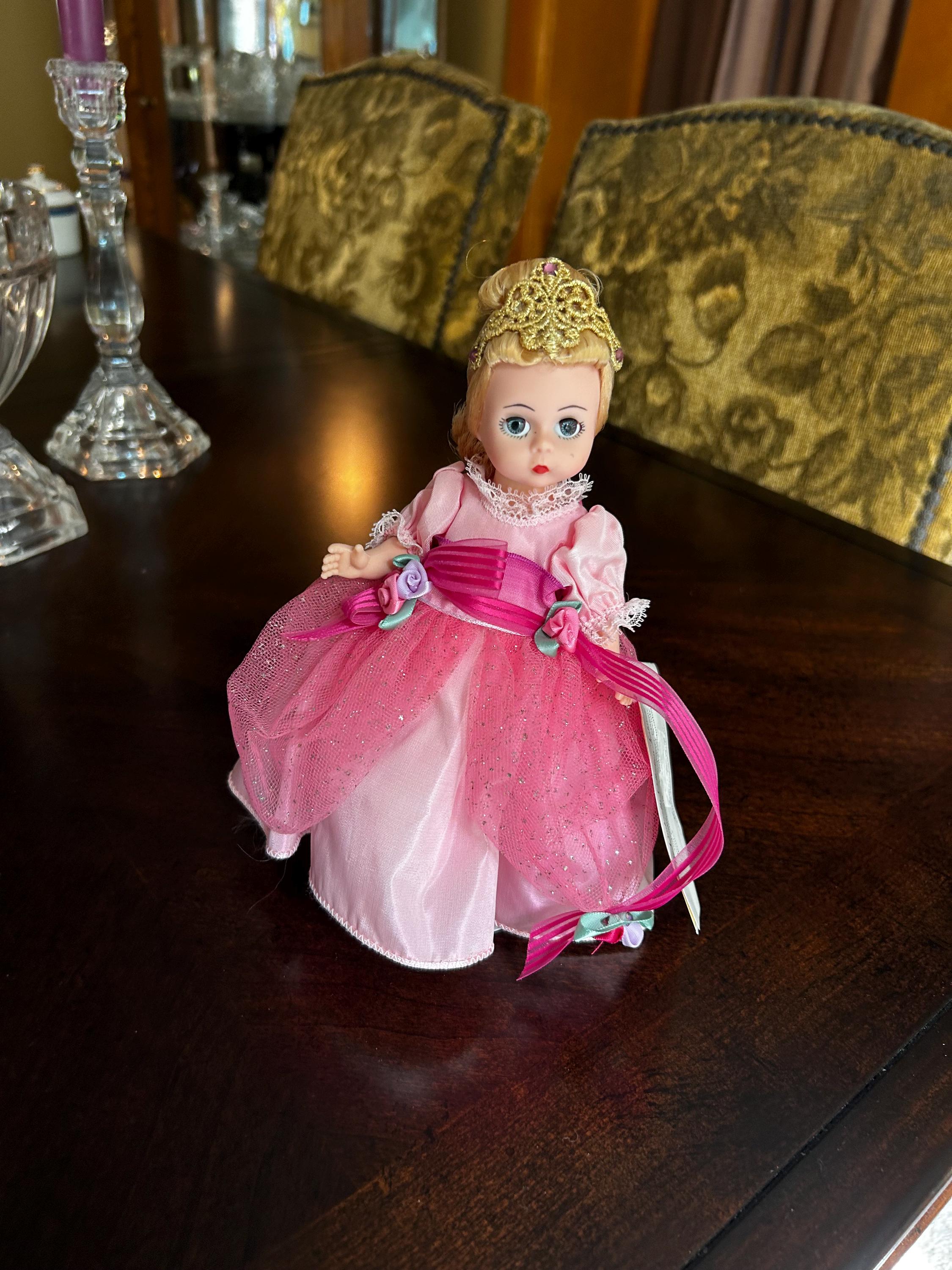 美しいヴィンテージのマダム・アレクサンダーのピンクのガウンを着た