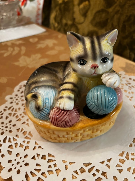 Charming Vintage Cat in a Basket of Yarn Music Box ~ Moving Ball