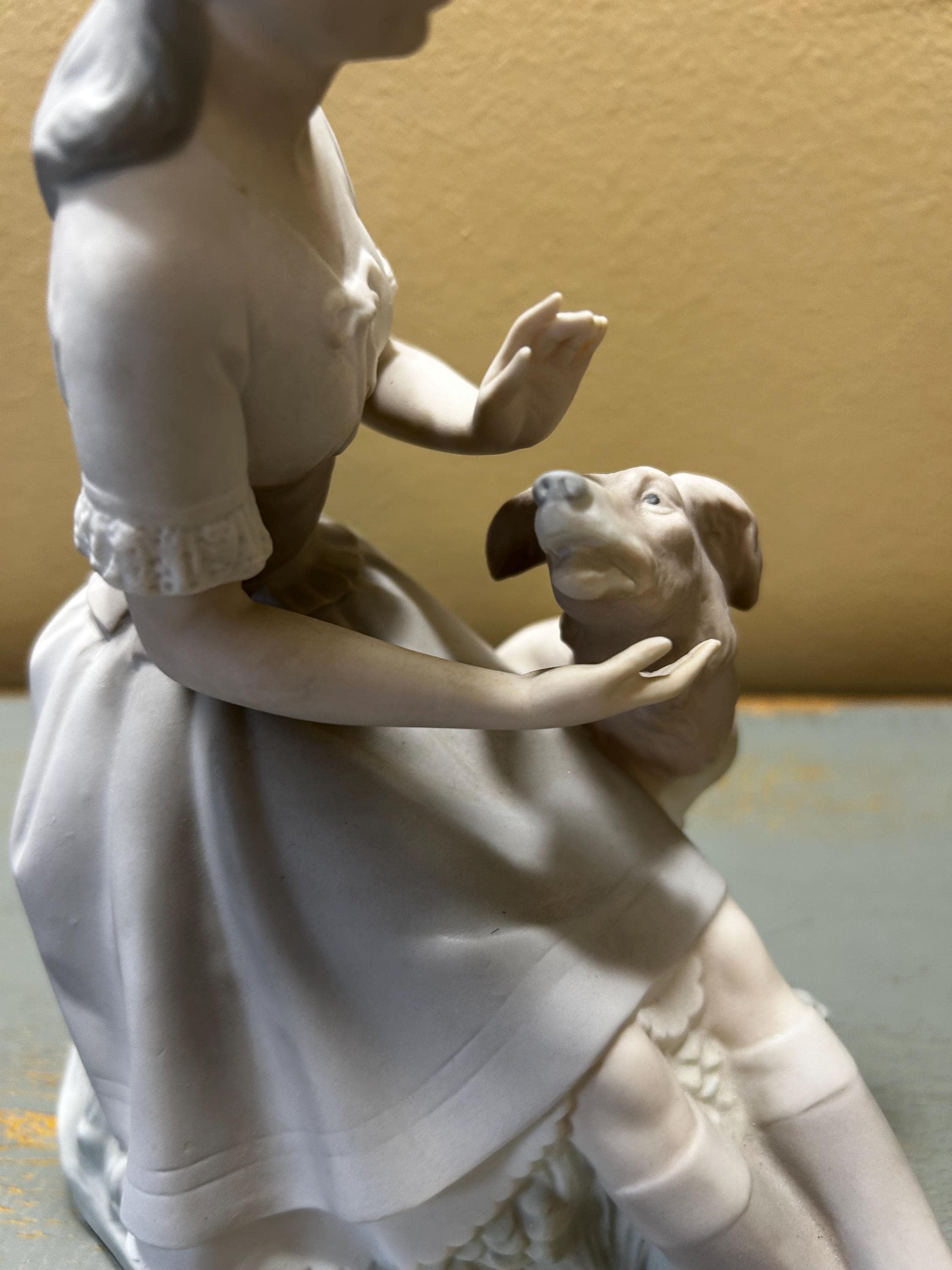 Beautiful Large NAO (lladro Style) Porcelain Figure of a Lady