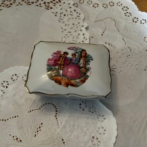 Vintage französische Porzellan Trinketbox mit Fuß ~ Traditionelle Dekoration für Hofliebhaber ~ Hergestellt in Japan