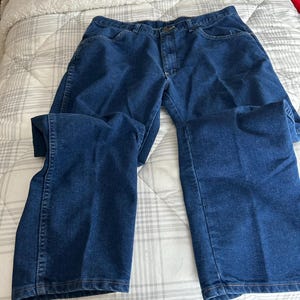 Pu&ograve; includere: Un paio di jeans blu in denim con una classica vestibilit&agrave; a gamba dritta.