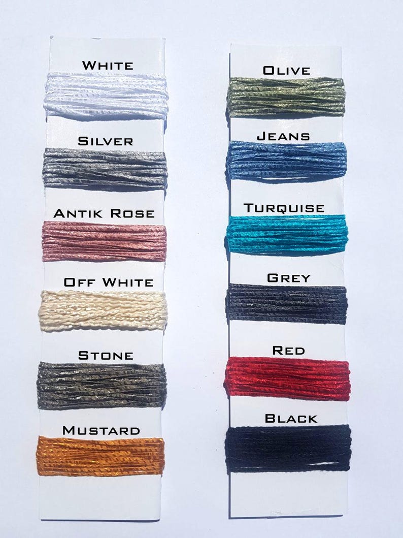 Puede incluir: Una carta de colores con 10 colores diferentes de cord&oacute;n. Los colores son: Blanco, Plata, Rosa Antiguo, Blanco roto, Piedra, Mostaza, Oliva, Vaquero, Turquesa, Gris, Rojo y Negro.