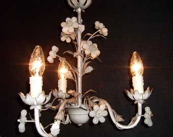 Zum Verkauf ANTIQUE FRENCH TOLEWARE gemalt Eisen mit Kristall Perle Blumen 3 Zweig Käfig Kronleuchter alles Gute