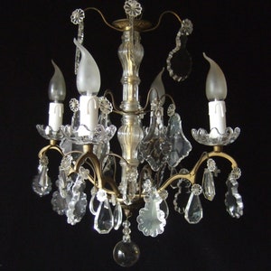 Lustre antique à quatre branches en bronze doré avec pampilles en cristal broyé vers 1900 en excellent état