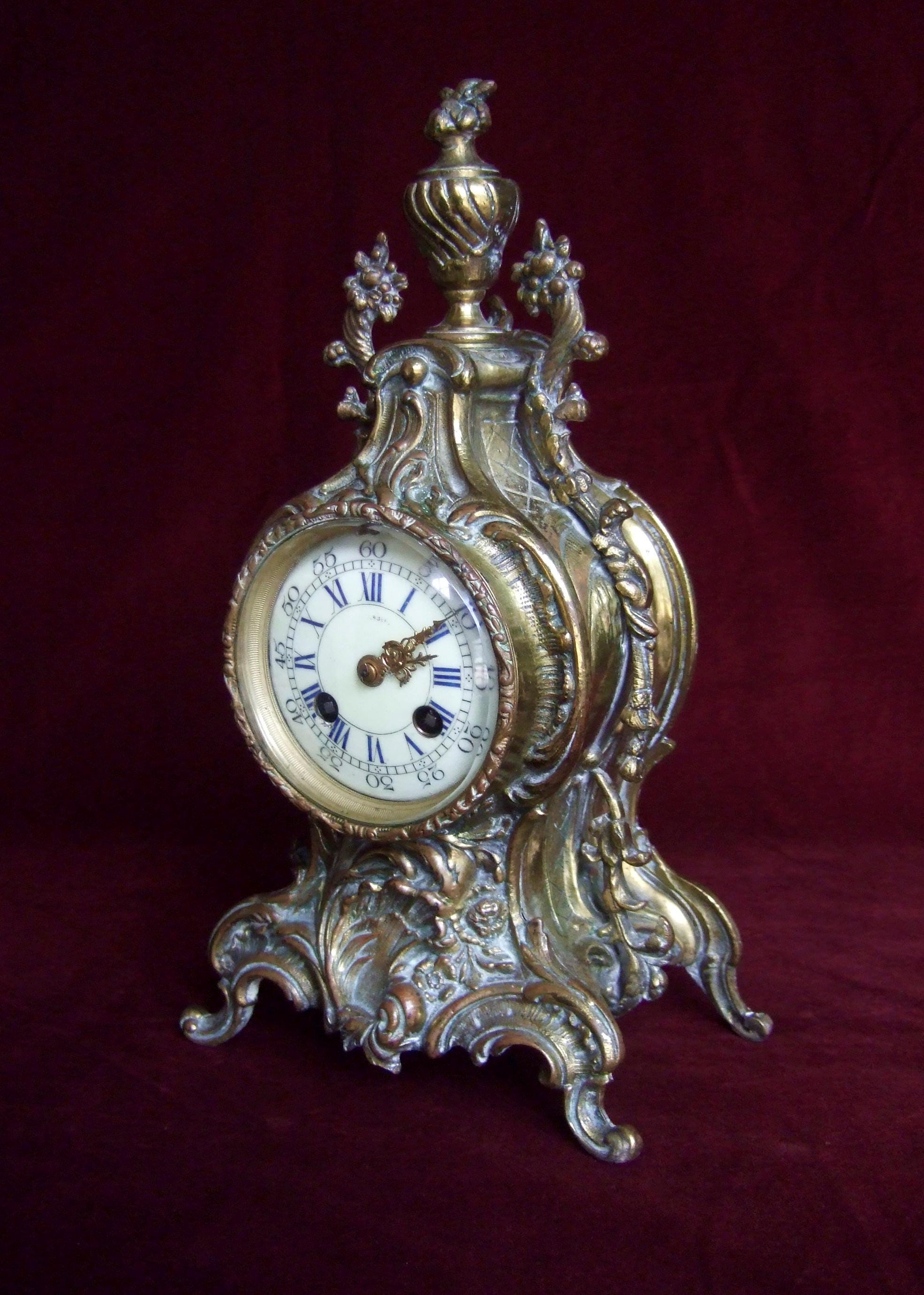 Pendule de cheminée rococo en bronze doré du XIXe siècle avec