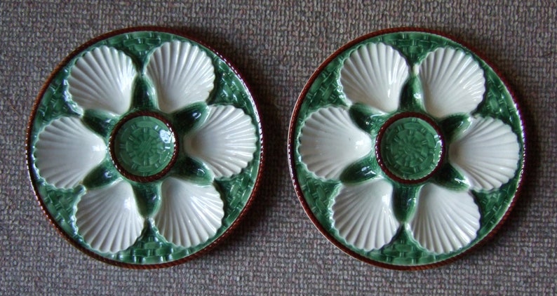 Assiettes à huîtres anciennes en faïence française de Longchamp. Lot de ...