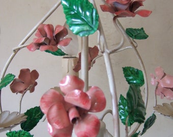 Entzückender antiker Vintage Französischer bemalter Tole Ware drei Zweigkäfig Kronleuchter mit Rosen