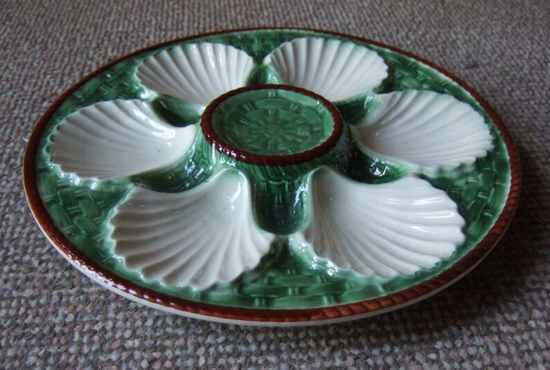 Assiettes à huîtres anciennes en faïence française de Longchamp. Lot de ...