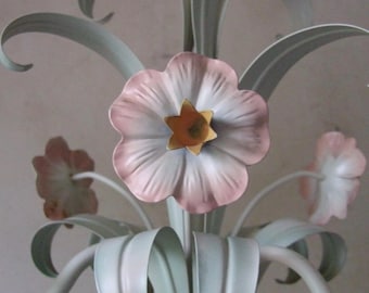 Delizioso lampadario antico francese vintage in ceramica dipinta a tre bracci con gigli rosa, in perfette condizioni.