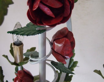 Lampadario antico francese raro in tole dipinta con 4 bracci e rose e foglie.