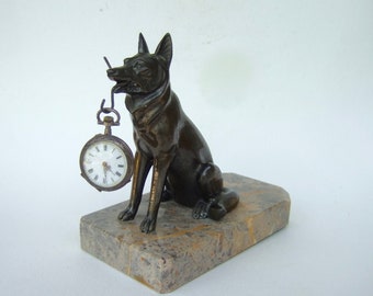 Antiguo soporte de reloj de bolsillo francés / soporte de exhibición de 1920 perro sentado sobre base de mármol