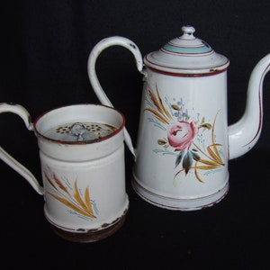 ANTIEKE VINTAGE FRANSE emaillewerk, granietwerk, Biggin koffiepot met geschilderde bloemen
