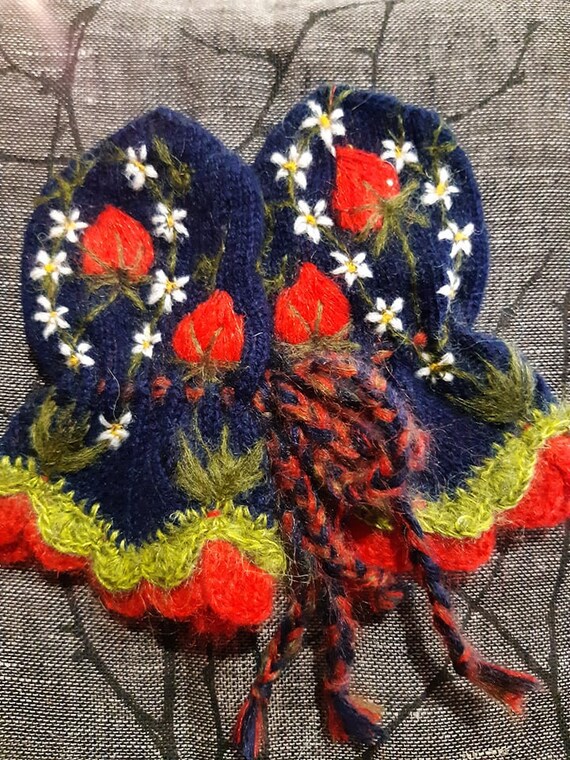 Knitted and embroidered baby mittens dark blue baby mittens with embroidered strawberry lovely and sweet gift for baby colorful mittens