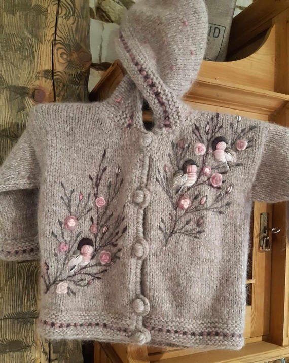 Handgestrickte wunderschöne kleine Kinderjacke mit Stickerei Vogel