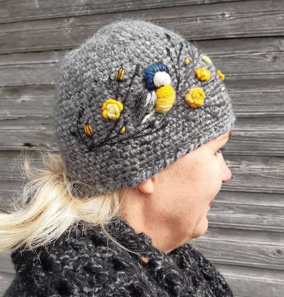 Cappello invernale all'uncinetto in lana merino per donna,accessori  invernali,ricami,uccelli e rose,grigio,blu e giallo,regalo di Natale,regalo  per lei. -  Italia