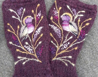 Handgebreide armwarmers van merinowol met geborduurde vogel en Schotse heide, vingerloze winterhandschoenen, mooi Valentijnsdagcadeau voor haar.