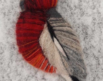 Broche oiseau brodée à la main, épingle oiseau printanière, joli cadeau de Pâques pour elle, broche bohème en textile, broche en laine écologique.