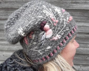 Hand gestrickte Mütze mit Stickerei Vogel, Winter Accessoires, Boho Kleidung, schönes Valentinstag Geschenk für Sie, grau und rosa.