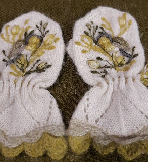 Knitted kids mittens with embroidery bird,kids clothing,soft and casual kids accessories,lovely Easter gift.