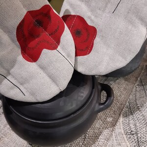 Linen kitchen gloves set with poppies,2 linen oven gloves,summer trend in the kitchen,kitchen oven mitts for baker,pot holder