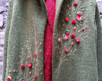 Gestrickte Strickjacke aus Merinowolle mit Stickerei Vögeln und Rosen, weiches und lässiges Weihnachtsgeschenk, Kapuzenjacke, komfortgestrickte Jacke.