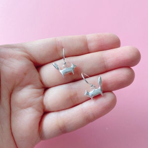 Pendientes colgantes de zorro / Pendientes de zorro pequeño / Pendientes de zorro plateado / Pendientes de zorro lindo / Pendientes de zorro delicado / Pendientes artísticos / Pendientes únicos