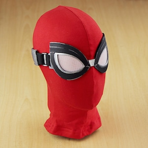 Op de afbeelding: Rood en zwart Spider-Man masker met een gaas oogbedekking. Het masker is gemaakt van stof en heeft een band.