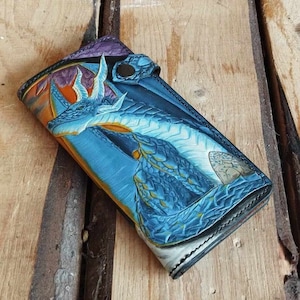 Portefeuille long dragon, Portefeuille en cuir personnalisé, Motif dragon bleu, Portefeuille de style fantastique, Portefeuille gravé, Portefeuille en cuir repoussé à la main