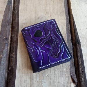 Cartera de cuero minimalista, cartera de calavera púrpura, titular de tarjeta pequeña, cartera de cuero con herramientas a mano personalizada, diseño de calavera