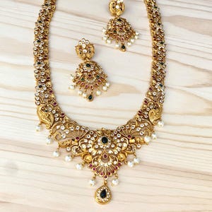 Collar de piedra Kemp verde rubí con acabado dorado mate, haram/largo, blanco AD, con pendientes colgantes, estilo Bollywood, boda india, joyería contemporánea.