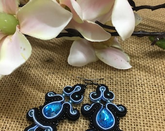 Boucles d'oreilles soutache bleu noir avec cristal